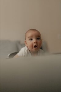 驚いた表情の赤ちゃん
